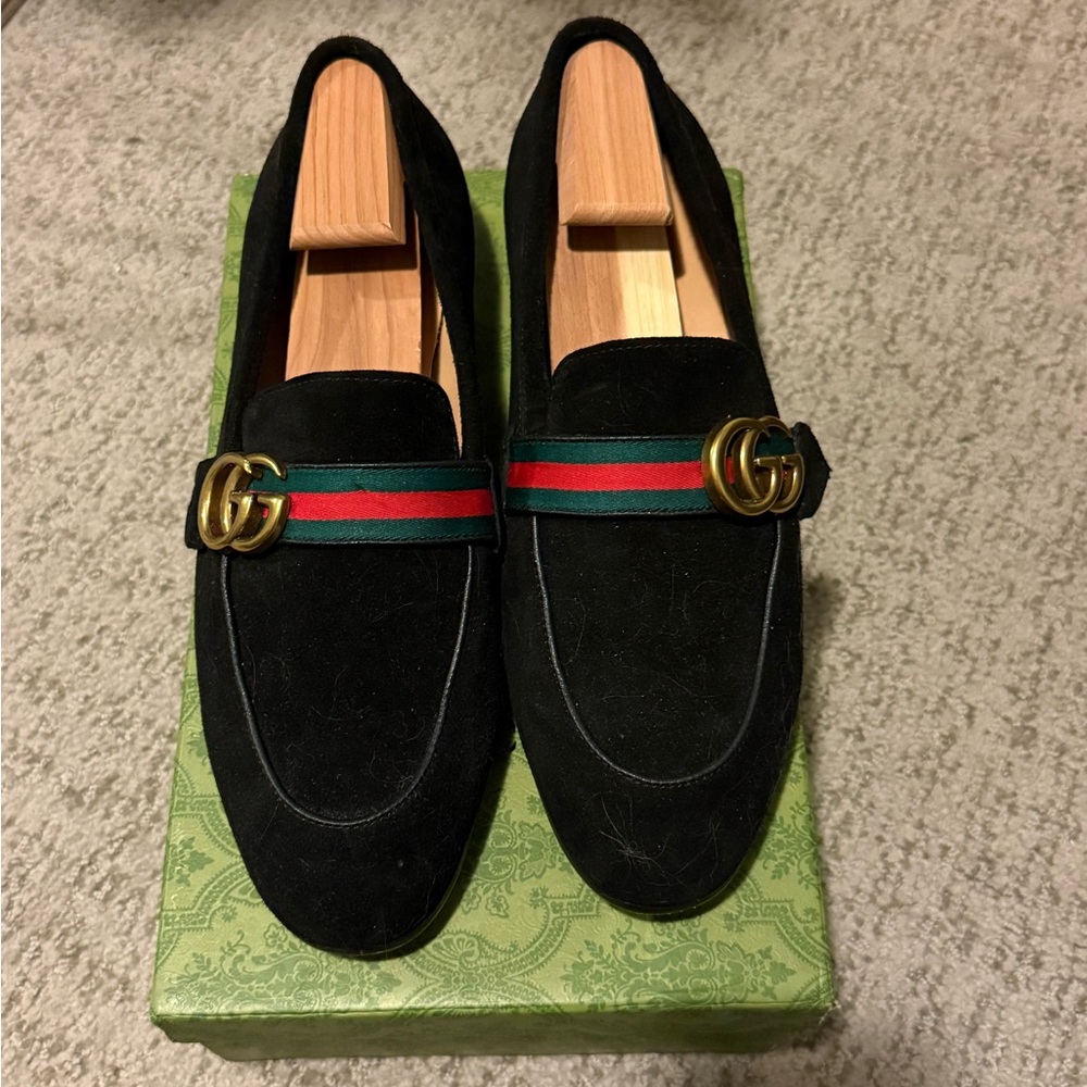 Gucci Men's Black Loafers with Gold and Green-Red Stripe